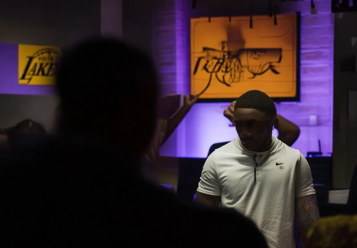 洛杉矶湖人队关注美式足球新秀杰伦·卡特，展现对运动员品格与抗压能力的深度考量